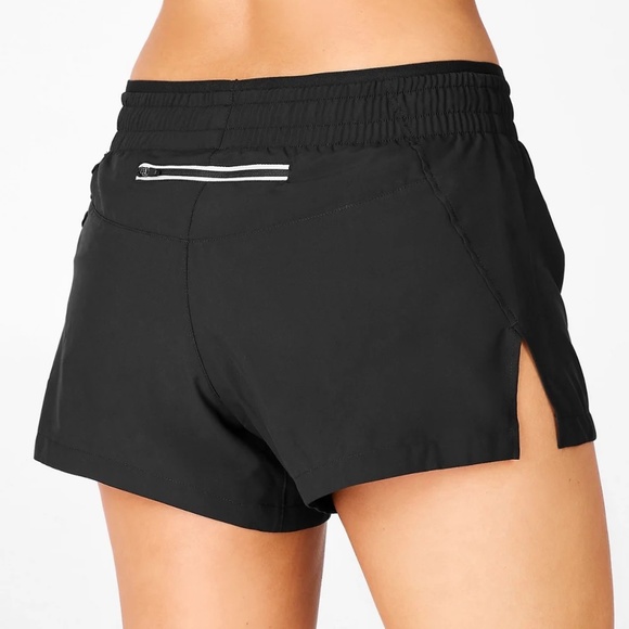 Fabletics Pants - Breathe Run SHORT - Black / Reflective Silver